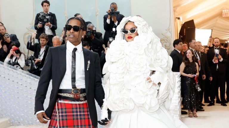 RIHANNA AND A$AP ROCKY STEAL THE SPOTLIGHT AGAIN
